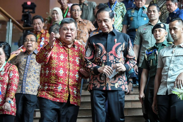 Presiden Joko Widodo (kanan) berbincang dengan Kepala BPKP Muhammad Yusuf Ateh (kiri) usai pembukaan Rapat Koordinasi Nasional Pengawasan Intern (Rakornas Wasin) 2023 di Jakarta, Rabu (14/6/2023).  Foto: Hafidz Mubarak A/ANTARA FOTO