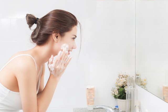 Ilustrasi membersihkan wajah menggunakan cleansing oil. Foto: Shutterstock