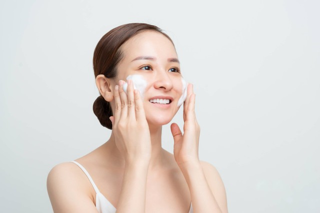 Ilustrasi Mencuci Muka Menggunakan Facial Wash yang Mengandung Salicylic Acid. Foto: Shutterstock