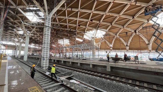 Progres pembangunan Stasiun Halim, salah satu stasiun Kereta Cepat Jakarta-Bandung. Foto: Fariza Rizky Ananda/kumparan