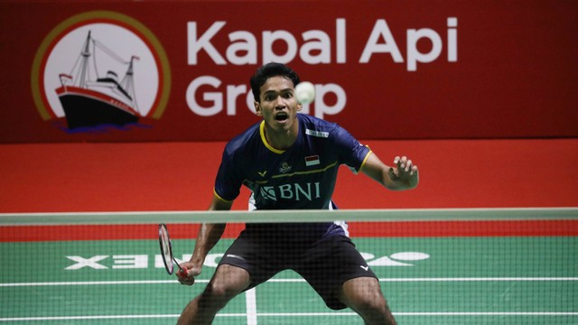 Tunggal putra Indonesia Chico Aura Dwi Wardoyo saat melawan tunggal putra Singapura Loh Kean Yew di Indonesia Open 2023 di Istora Senayan, Jakarta, Rabu (14/6/2023). Foto: Aditia Noviansyah/kumparan