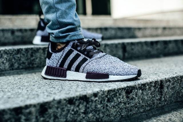 Ilustrasi cara mengukur kaki untuk sepatu, Foto oleh Ayo Ogunseinde di Unsplash