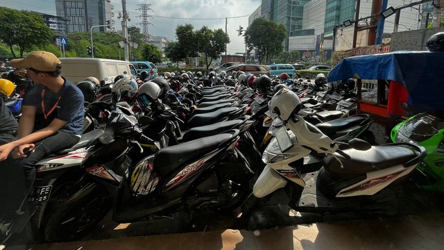 Situasi parkiran Family Mart Jalan Asia Afrika yang sempat viral, Rabu (15/6). Foto: Haya Syahira/kumparan