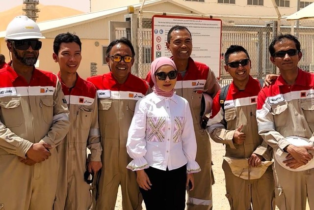 Dirut Pertamina Nicke Widyawati saat mengunjungi MLN Algeria yang berlokasi di Gurun Sahara. Foto: Pertamina