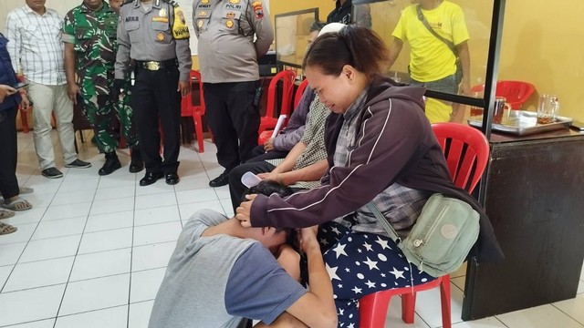 Remaja bercelana dalam yang hendak mencuri di SD saat meminta maaf kepada orang tuanya. Foto: Intan Alliva Khansa/kumparan