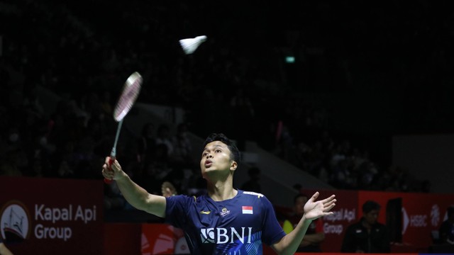 Pebulu tangkis tunggal putra Indonesia, Anthony Sinisuka Ginting, melawan Pebulu tangkis tunggal putra Denmark, Hans-Kristian Solberg Vittinghus di turnamen Indonesia Open 2023 di Istora Senayan, Jakarta, Rabu (14/6/2023).  Foto: Aditia Noviansyah/kumparan