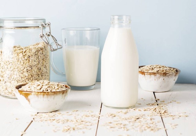 Ilustrasi oat milk atau susu gandum. Foto: Shutter Stock