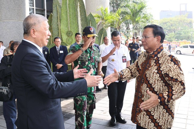 Menhan Prabowo Subianto dan Aguan di peresmian Tzu Chi Hospital. Foto: Dok. Tim Media Prabowo Subianto