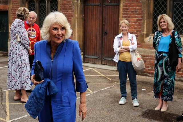 Ratu Camilla saat menghadiri acara resepsi literatur The Queen's Reading Room di Hampton Court Palace, Molesey, Inggris, pada Minggu (11/6/2023). Foto: AFP