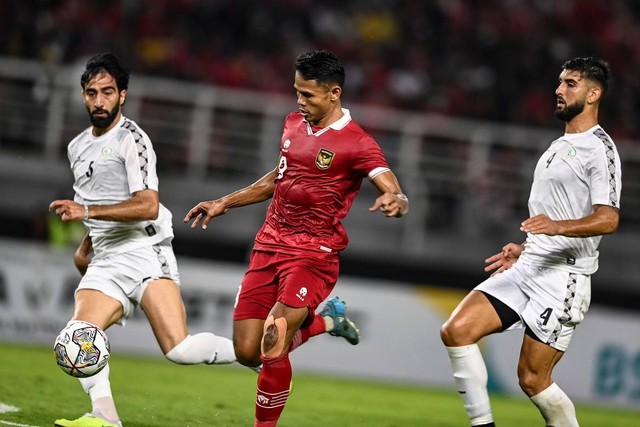 Pemain Timnas Indonesia Muhammad Dimas Drajad (tengah) melewati pemain Timnas Palestina Mohammed Saleh (kiri) dan Yaser Hamed (kanan) pada pertandingan FIFA Matchday antara Timnas Indonesia melawan Timnas Palestina. Foto: Muhammad Adimaja/ANTARA FOTO