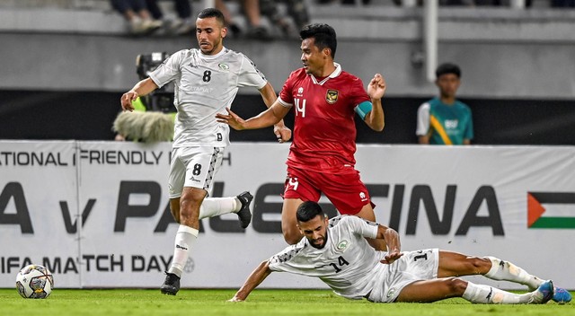 Pemain Timnas Indonesia Asnawi Mangkualam Bahar (kedua kanan) mencoba melewati pemain Timnas Palestina Mohammed Yameen (ketiga kanan) dan Samer Jondi (kanan) pada pertandingan FIFA Matchday antara Timnas Indonesia melawan Timnas Palestina. Foto: Muhammad Adimaja/ANTARA FOTO