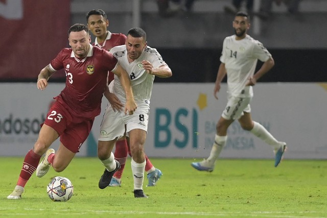 Pemain Timnas Indonesia Marc Klok (kiri) berebut bola dengan pemain Timnas Palestina Mohammed Yameen (kanan). Foto: ANTARA FOTO/Zabur Karuru