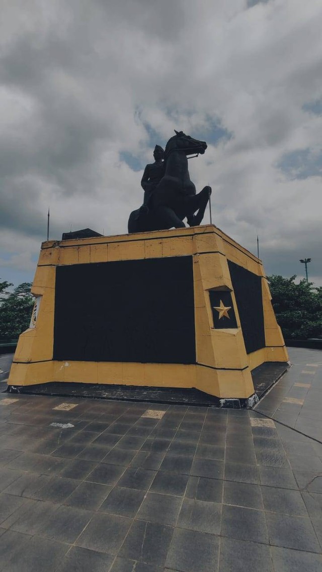 Patung Jenderal Soedirman sedang menunggangi kuda | Doc. Pribadi