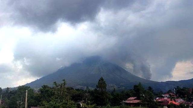 Gunung Lokon di Kota Tomohon, Sulawesi Utara.