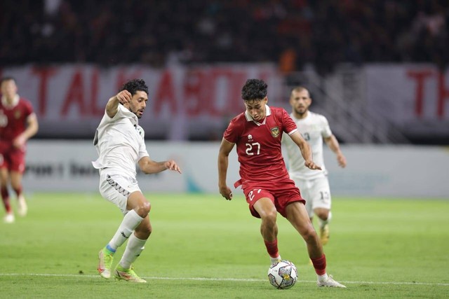 Pemain Timnas Indonesia, Rafael Struick (kanan), pada pertandingan FIFA Matchday antara Timnas Indonesia melawan Timnas Palestina di Stadion Gelora Bung Tomo, Surabaya, 14 Juni 2023. Foto: PSSI