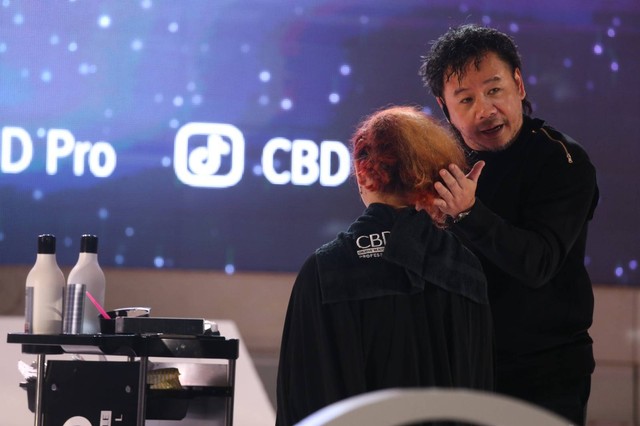 Hairdresser asal Malaysia, Pieter Wong, saat mempresentasikan tren rambut Radiant of the Galaxy. Foto-foto: Masruroh/Basra