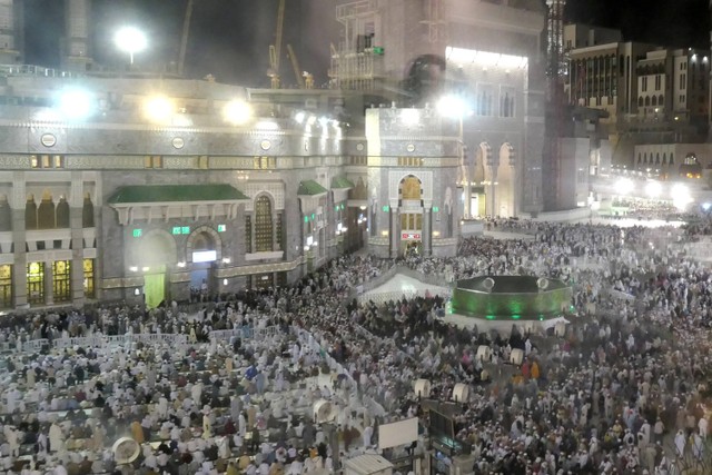 Jemaah calon haji memadati Masjidil Haram, Makkah, Arab Saudi pada Rabu (14/6/2023) malam. Foto: Wahyu Putro A/Antara Foto