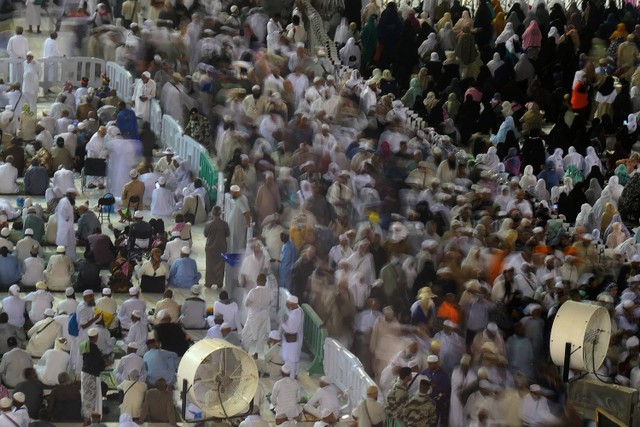 Jemaah calon haji memadati Masjidil Haram, Makkah, Arab Saudi pada Rabu (14/6/2023) malam. Foto: Wahyu Putro A/Antara Foto