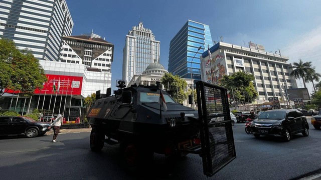 Barracuda polisi tengah diarahkan untuk siaga di area dalam depan gedung MK jelang sidang putusan, Kamis (15/6/2023). Foto: Haya Syahira/kumparan