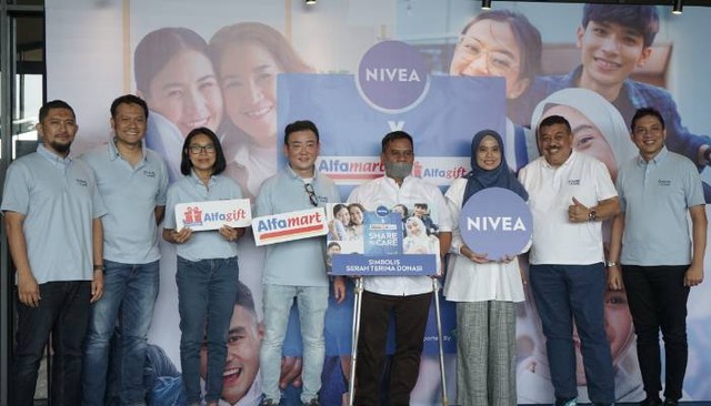 Setelah sukses mendistribusikan 1000 paket buka puasa dan 900 paket sembako lewat Program Share The Care, NIVEA dan Alfamart bersama Dompet Dhuafa menggelar Halal Bi Halal pada Rabu (7/6/2023) di Pondok Kemangi, Alam Sutera, Tangerang Selatan. Share The Care sendiri merupakan program kolaborasi antara PT Beiersdorf Indonesia (NIVEA) dan Alfamart dengan menggandeng Dompet Dhuafa sebagai mitra kebaikan. Acara Halal Bi Halal Penyaluran Program Share The Care Twogether ini sekaligus menjadi momen bagi NIVEA dan Alfamart bersama Dompet Dhuafa, menyerahkan bantuan kepada para penerima manfaat lainnya.