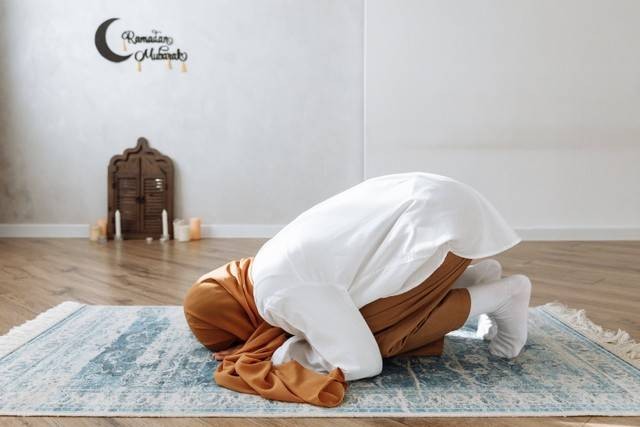 Ilustrasi sholat malam tanpa tidur. Foto: Pexels.