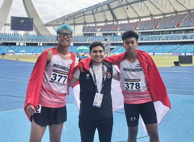 Hazmy bersama dua atlet Timnas Paralympic Indonesia di ajang ASEAN Para Games 2023.