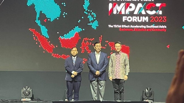 Menko Maritim dan Investasi Luhut Binsar Pandjaitan bersama CEO TikTok Shou Zi Chew di acara peluncuran laporan TikTok Southeast Asia Socio-Economic Impact Report di Jakarta, Kamis (15/6/2023). Foto: Fariza Rizky Ananda/kumparan