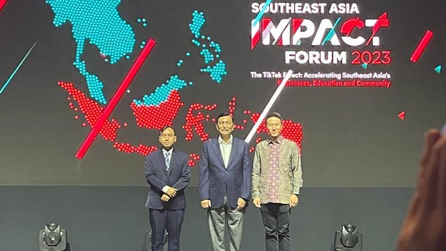 Menko Maritim dan Investasi Luhut Binsar Pandjaitan bersama CEO TikTok Shou Zi Chew di acara peluncuran laporan TikTok Southeast Asia Socio-Economic Impact Report di Jakarta, Kamis (15/6/2023). Foto: Fariza Rizky Ananda/kumparan