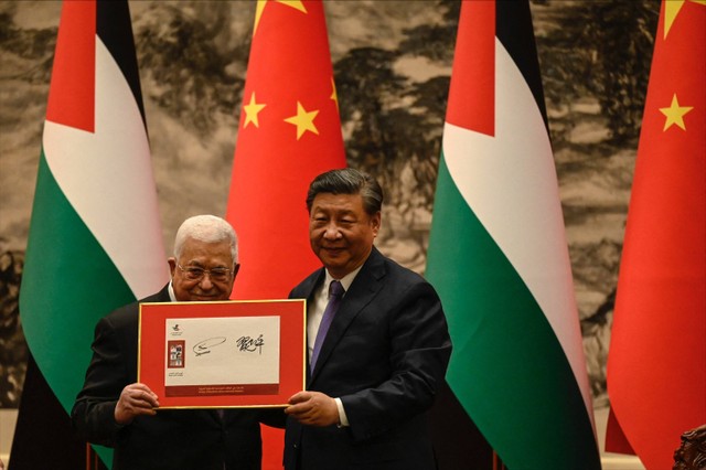 Presiden China Xi Jinping (kanan) saat bertemu dengan Presiden Palestina Mahmoud Abbas selama upacara penyambutan di Aula Besar Rakyat di Beijing pada Rabu (14/6/2023). Foto: Giok Gao/AFP