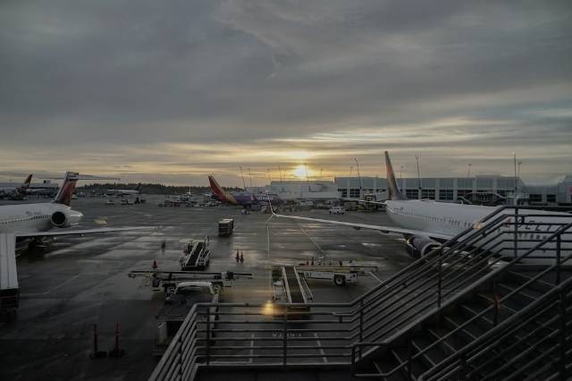 Ilustrasi Nam Air terminal berapa? Sumber: Unsplash/ Afif Ramdhasuma.