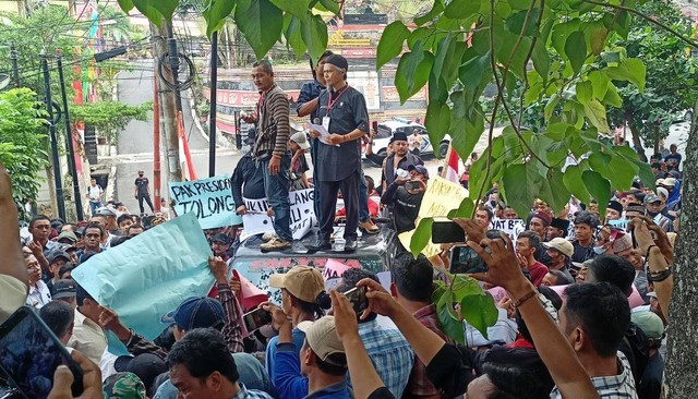 Ratusan warga Pesawaran saat melakukan aksi unjuk rasa di depan Kantor Wilayah Badan Pertanahan Nasional (BPN) Lampung. | Foto : Galih Prihantoro/ Lampung Geh