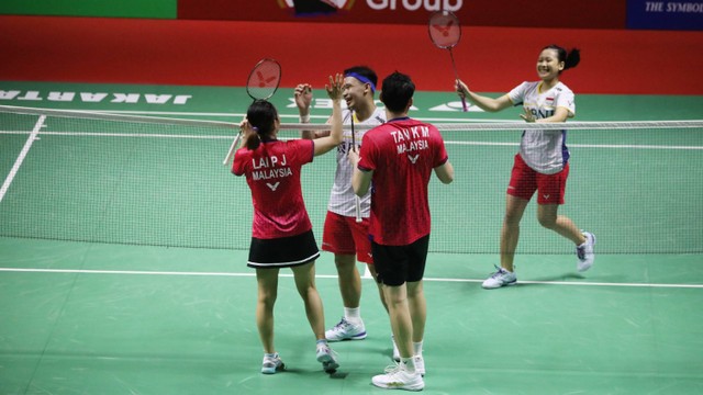 Pebulu tangkis ganda campuran Indonesia, Rinov Rivaldy dan Pitha Haningtyas Mentari melawan pemain bulu tangkis asal Malaysia Tan Kian Meng dan Lai Pei Jing di turnamen Indonesia Open 2023 di Istora Senayan, Jakarta, Kamis (15/6/2023). Foto: Aditia Noviansyah/kumparan