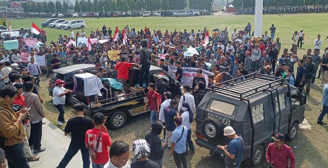 Selain menggelar aksi di depan Kantor BPN Lampung massa aksi juga sempat menggelar aksi di depan Kantor Pemprov Lampung. | Foto : Galih Prihantoro/ Lampung Geh