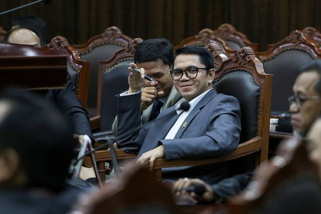 Anggota DPR Habiburokhman (kiri) dan Arteria Dahlan (kanan) mengikuti sidang putusan permohonan uji materi pasal dalam UU Nomor 7 tahun 2017 tentang Pemilu di Gedung Mahkamah Konstitusi (MK), Jakarta, Kamis (15/6/2023).  Foto: Rivan Awal Lingga/ANTARA FOTO
