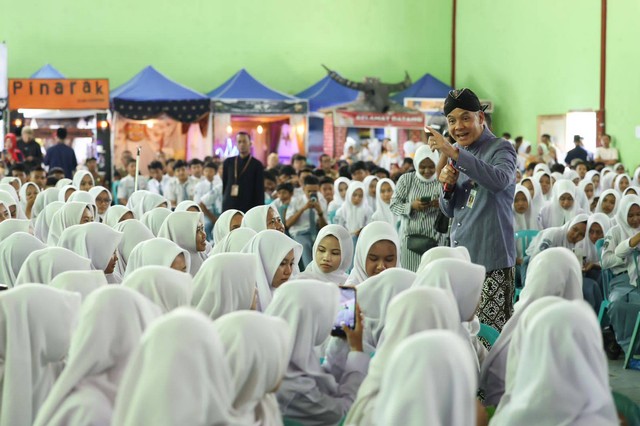 Gubernur Jawa Tengah Ganjar Pranowo saat memberikan pendidikan Pancasila dalam acara ‘Generasi Benteng Pancasila Cerdas Bermedia, Konsisten Berbudaya, dan Anti Hoaks’ di SMA 1 Negeri Kradenan, Grobogan, Kamis (16/6/2023). Foto: Dok. Istimewa