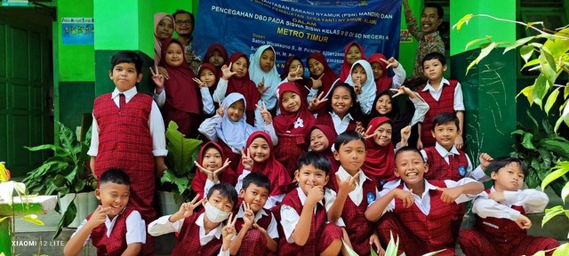 Foto: Dosen, Siswa dan Guru SD Negeri 4 Metro, Sumber: Dok Pribadi