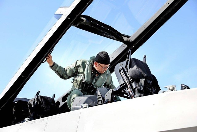 Letnan Kolonel Ferrel Rigonald menjajal KF-21 Boramae yang dikembangkan Indonesia dan Korea Selatan. Foto: Korea Aerospace Industries