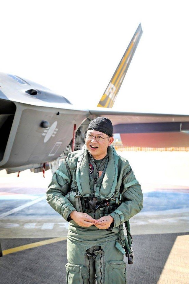 Letnan Kolonel Ferrel Rigonald menjajal KF-21 Boramae yang dikembangkan Indonesia dan Korea Selatan. Foto:  Korea Aerospace Industries
