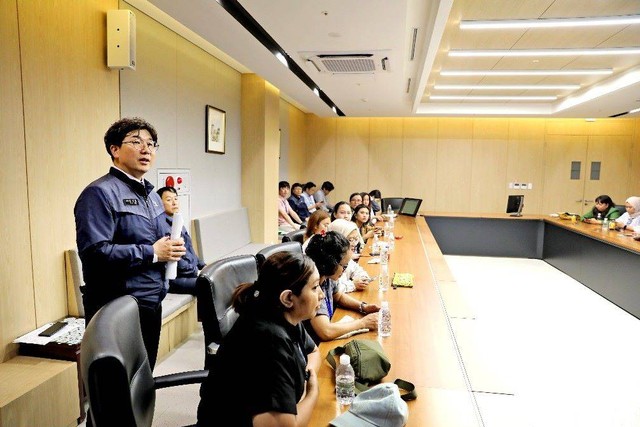 Jurnalis peserta Indonesia-Korea Journalist Network mengunjungi Korea Aerospace Industries. Foto:  Korea Aerospace Industries