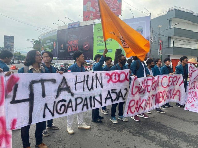 Puluhan Mahasiswa Unila, Lakukan Aksi Unjuk Rasa di Tugu Adipura (1)