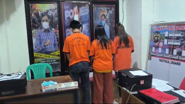 Tiga tersangka yang menjajakan dua anak di bawah umur di Singkawang melalui aplikasi MiChat. Korban ditawarkan seharga Rp 300 ribu per sekali kencan. Foto: Teri/Hi!Pontianak