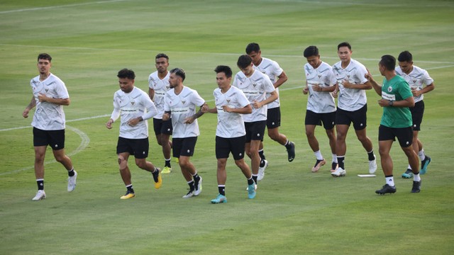 Pemain Timnas Indonesia berlari pada latihan jelang laga FIFA Matchday di Lapangan A, Senayan, Jakarta, Kamis (15/6/2023).  Foto: Aditia Noviansyah/kumparan