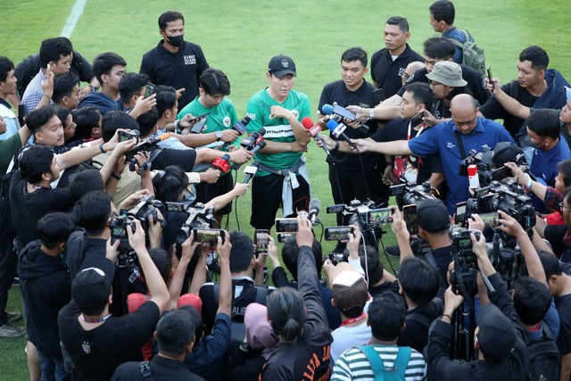Pelatih Timnas Indonesia, Shin Tae Yong memberikan penjelasan kepada wartawan usai memimpin latihan jelang laga FIFA Matchday di Lapangan A, Senayan, Jakarta, Kamis (15/6/2023). Foto: Aditia Noviansyah/kumparan