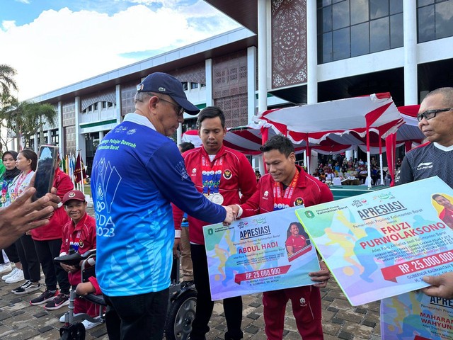 Gubernur Sutarmidji membagikan bonus untuk atlet asal Kalbar yang berprestasi di ajang ASEAN Para Games Kamboja. Foto: Teri/Hi!Pontianak