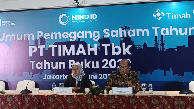 Direktur Keuangan PT Timah Tbk (TINS) Fina Eliani dan Corporate Secretary PT Timah Abdullah Umar dalam konferensi Rapat Umum Pemegang Saham Tahunan (RUPST), Kamis (15/6/2023). Foto: Ghinaa Rahmatika/kumparan