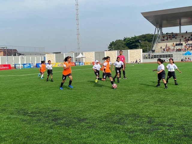 Pertandingan antara SD 1 Garung Kidul vs SD Masehi pada turnamen MilkLife Soccer Challenge di Supersoccer Arena, Kudus, Kamis (15/6). Foto: Antika Fahira/kumparan