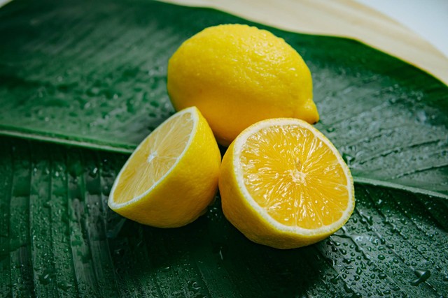 Ilustrasi Manfaat Lemon. Sumber: unsplash.com/@blcksdz