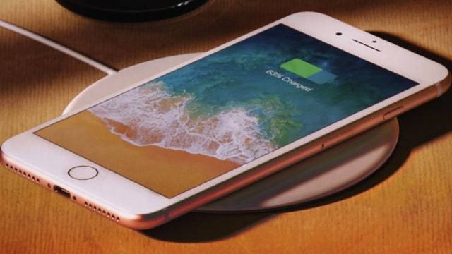 Ilustrasi cara kerja wireless charger. Foto: REUTERS/Stephen Lam
