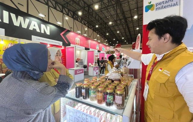 Petani Milenial menjelaskan produk yang ditampilkan di luar negeri. Foto: Dok. Istimewa