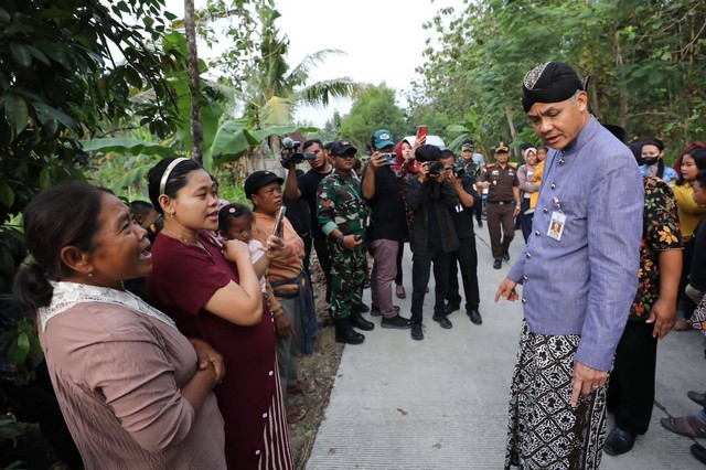 Gubernur Jateng Ganjar Pranowo meninjau langsung proses perbaikan bangunan di SDN 1 Karangweder dan jalan rusak di Kabupaten Grobogan. Foto: Dok. Istimewa